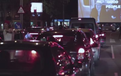 Autocine fugaz en un semáforo para presentar el festival de cortos Jameson Notodofilmfest